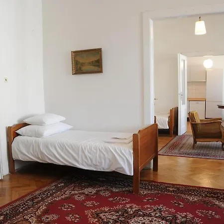 Large Apartment Sleeps Up To 10 M4A Prague Exterior photo